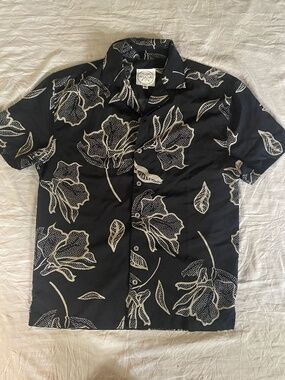 Men’s Hawaiian t shirt, size S, button down